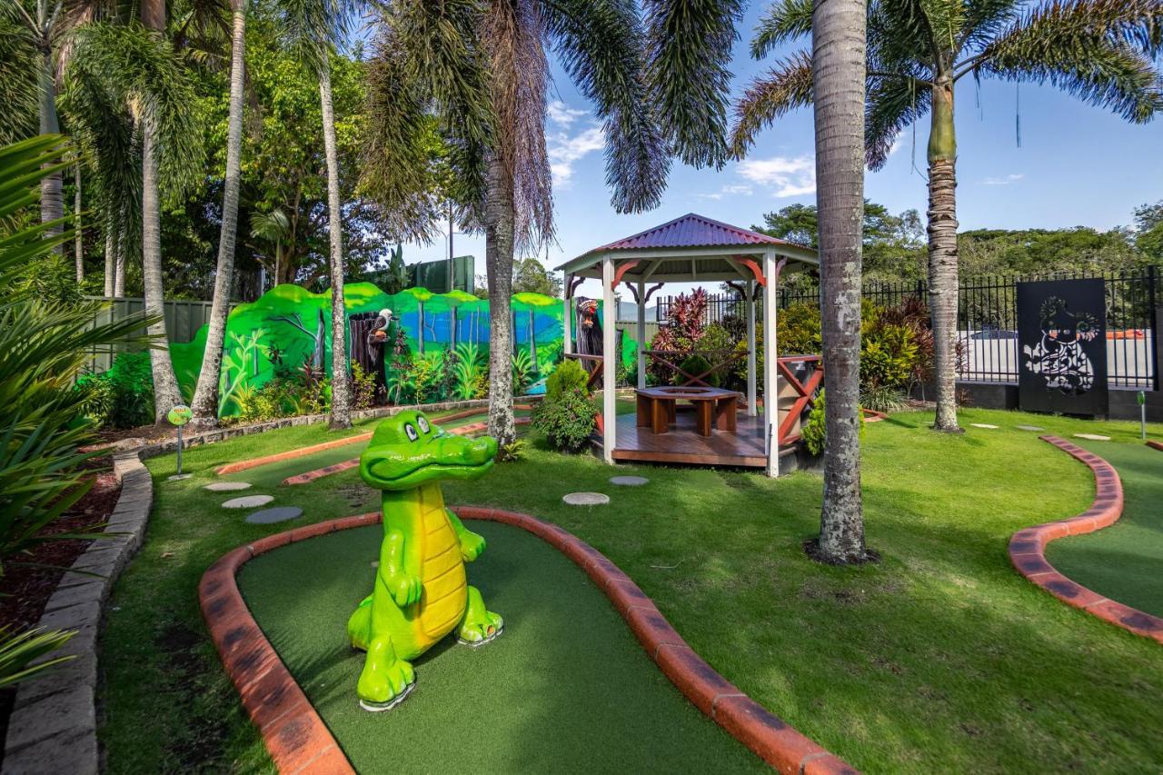 Ingenia Holidays Cairns Coconut Dış mekan fotoğraf Miniature golf at the resort
