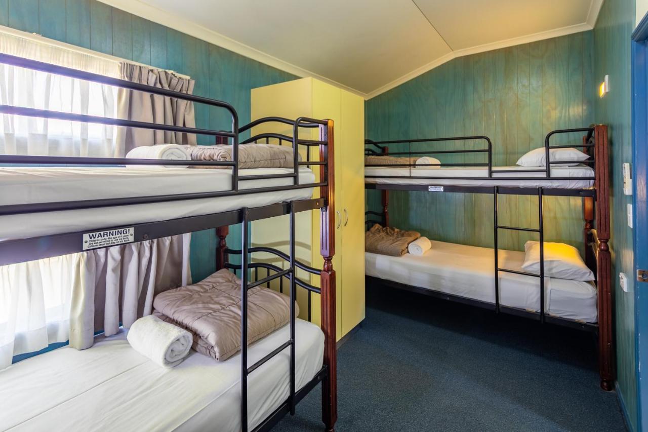 Ingenia Holidays Cairns Coconut Dış mekan fotoğraf A typical room at a backpacker hostel in Australia